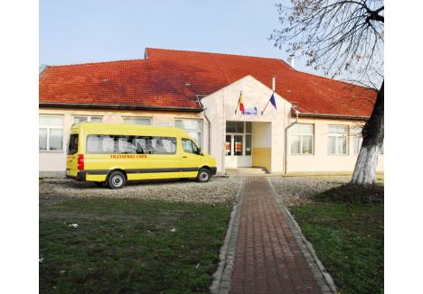 Şcoala din Oşorhei (foto) va primi, începând de luni, şi elevii din clasele primare de la fosta şcoală din Fughiu
